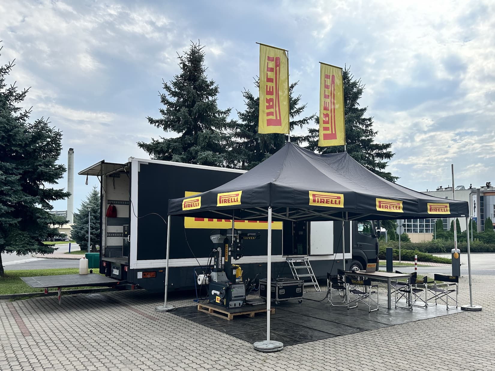 Serwis ogumienia podczas eventów i zawodów sportowych – service truck Pirelli